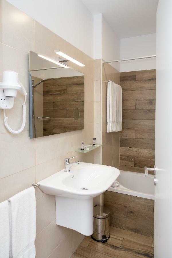 סינס Hotel Veleiro מראה חיצוני תמונה